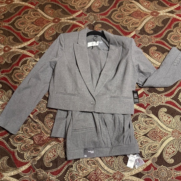 Beautiful New Express Cropped Jacket Pant Suit in Gray - Picture 1 of 4